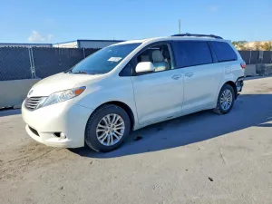 2017 TOYOTA SIENNA XL
