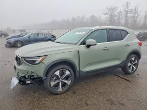 2025 VOLVO XC40