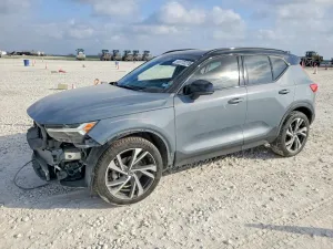 2022 VOLVO XC40