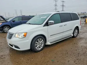 2016 CHRYSLER TOWN & CO