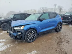 2021 VOLVO XC40