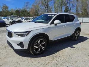 2023 VOLVO XC40