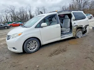 2015 TOYOTA SIENNA