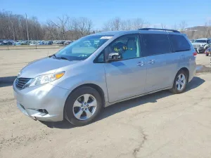 2012 TOYOTA SIENNA