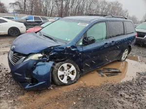 2011 TOYOTA SIENNA