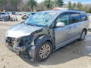 2011 TOYOTA SIENNA