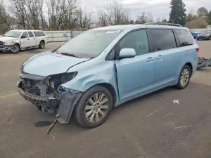 2015 TOYOTA SIENNA