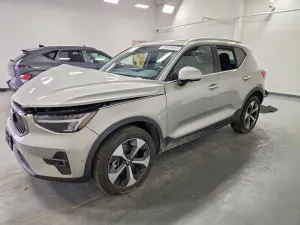 2025 VOLVO XC40