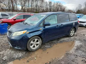 2012 TOYOTA SIENNA