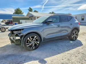 2022 VOLVO XC40