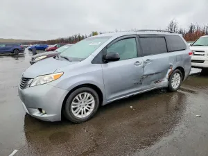 2012 TOYOTA SIENNA