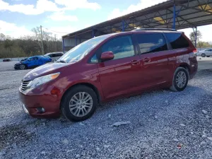 2011 TOYOTA SIENNA