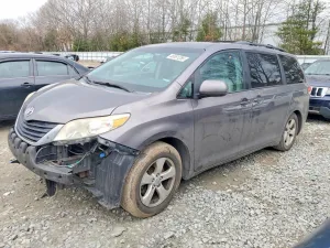 2011 TOYOTA SIENNA