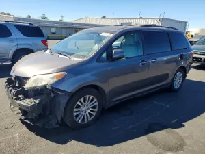 2015 TOYOTA SIENNA