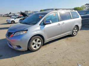 2012 TOYOTA SIENNA