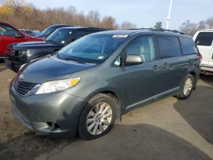 2013 TOYOTA SIENNA