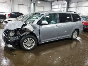 2012 TOYOTA SIENNA