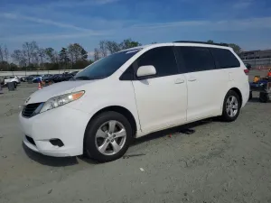 2011 TOYOTA SIENNA