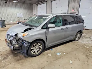 2011 TOYOTA SIENNA