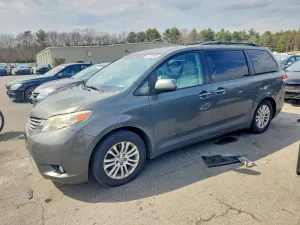 2011 TOYOTA SIENNA