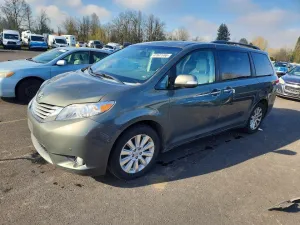 2013 TOYOTA SIENNA