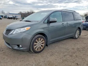 2013 TOYOTA SIENNA