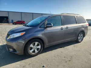 2011 TOYOTA SIENNA