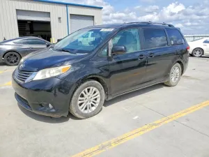 2012 TOYOTA SIENNA