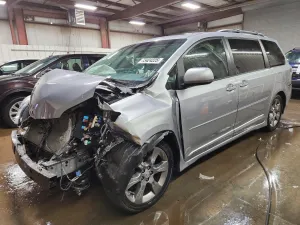 2013 TOYOTA SIENNA
