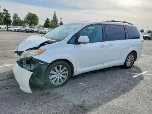 2011 TOYOTA SIENNA