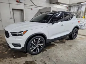 2022 VOLVO XC40