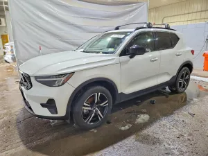 2024 VOLVO XC40 CORE