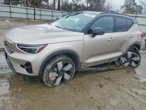 2023 VOLVO XC40