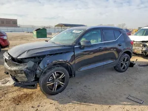 2025 VOLVO XC40 CORE