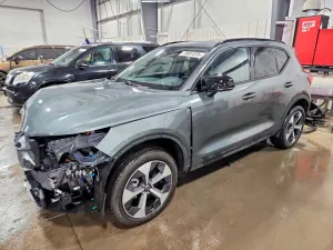 2026 VOLVO XC40