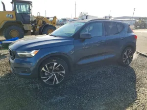 2022 VOLVO XC40