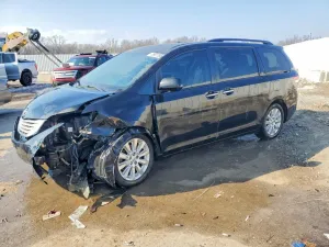 2011 TOYOTA SIENNA