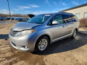 2013 TOYOTA SIENNA