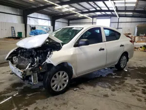 2015 NISSAN VERSA