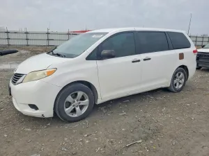 2011 TOYOTA SIENNA