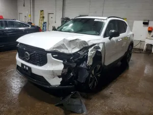 2024 VOLVO XC40