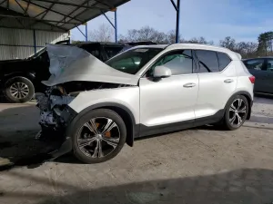 2022 VOLVO XC40