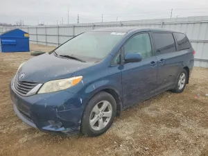 2011 TOYOTA SIENNA