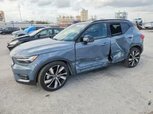 2021 VOLVO XC40