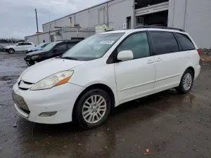 2010 TOYOTA SIENNA