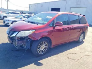 2013 TOYOTA SIENNA