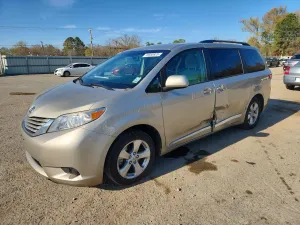 2017 TOYOTA SIENNA