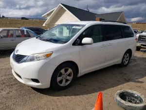 2011 TOYOTA SIENNA
