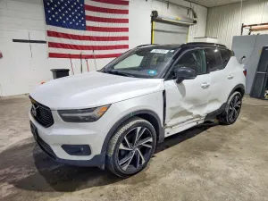 2020 VOLVO XC40