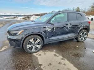 2023 VOLVO XC40